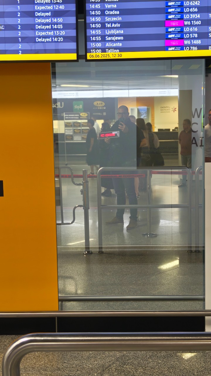 Ootamas klienti Varssavi lennujaamas